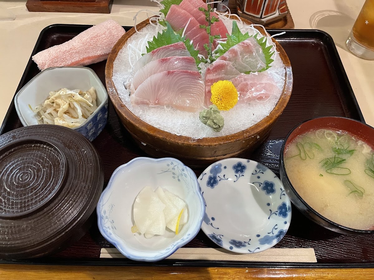わたるべ 豊洲直送の刺身盛り合わせ