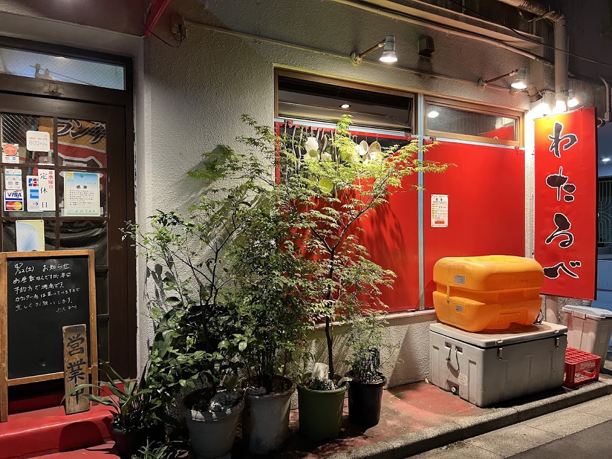 店内生け簀と手作り釣り竿